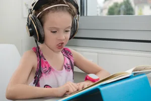 Kinder und Jugentliche beim erlenen der Sprache, des Lesens, Mathematik. Es verbessern sich Aufmerksamkeit und Konzentration mit der Neuro-Hörtherapie 